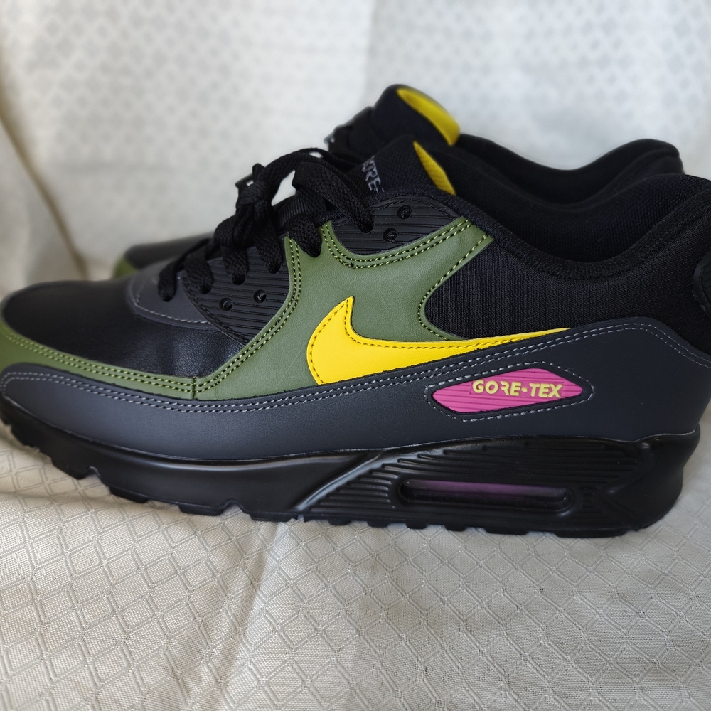 Nike Athletic Shoes Black Green Yellow